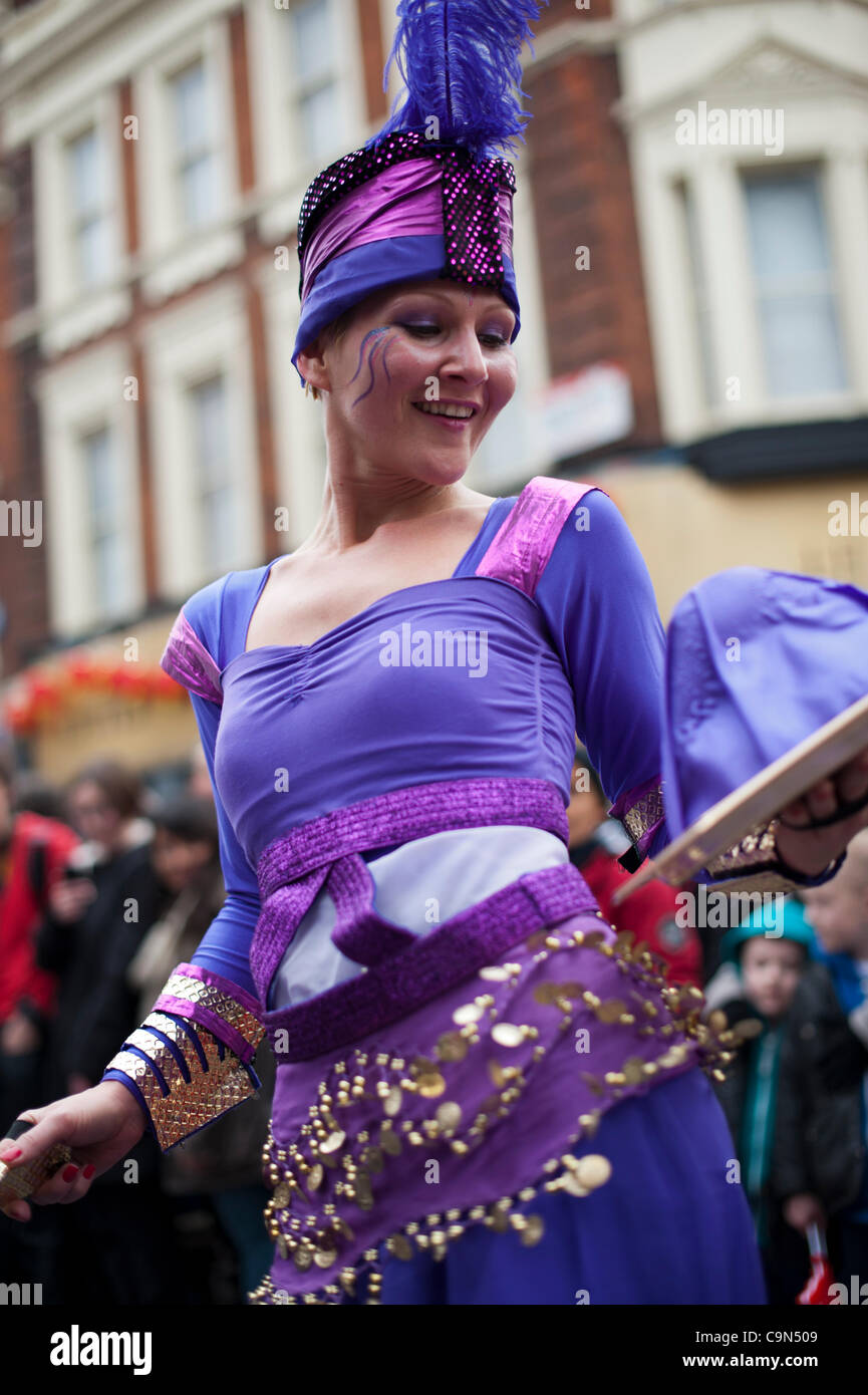 Una bellissima ballerina prende parte alla parata per celebrare l Anno Cinese del drago, domenica 29 gennaio 2012 a China Town, Londra. Migliaia di persone hanno partecipato alla festa di Capodanno in Soho e Trafalgar Square. Foto Stock