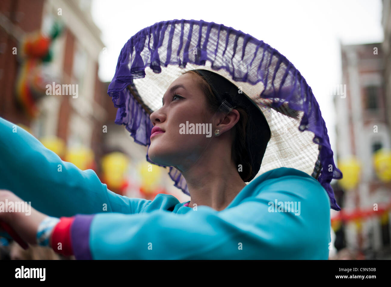 Una bellissima ballerina prende parte alla parata per celebrare l Anno Cinese del drago, domenica 29 gennaio 2012 a China Town, Londra. Migliaia di persone hanno partecipato alla festa di Capodanno in Soho e Trfalgar Square. Foto Stock
