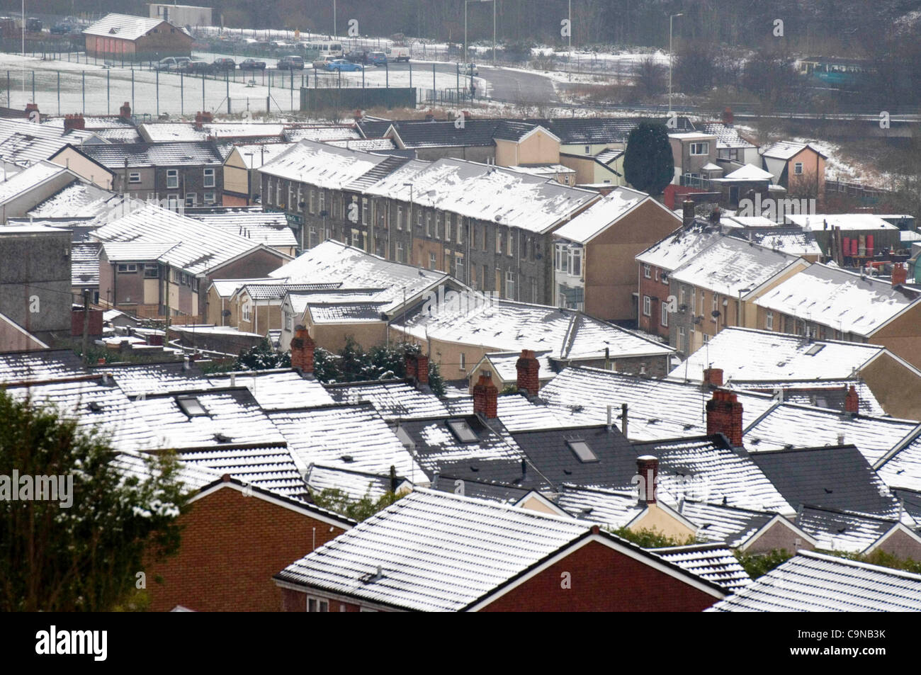 Coperta di neve tetti delle case in Treherbert dopo una nevicata significativa nel Galles del Sud delle Valli, UK. Foto Stock