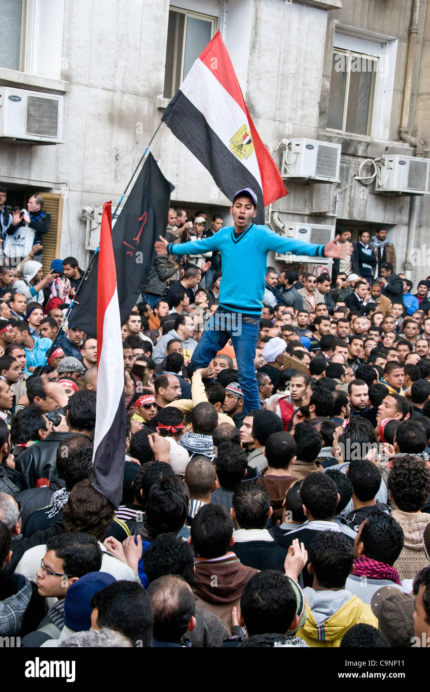 Dimostrazione del Cairo 31 gennaio 2012, migliaia di persone hanno sulla strada a chiedere una maggiore velocità di trasferimento a un governo civile del paese Foto Stock