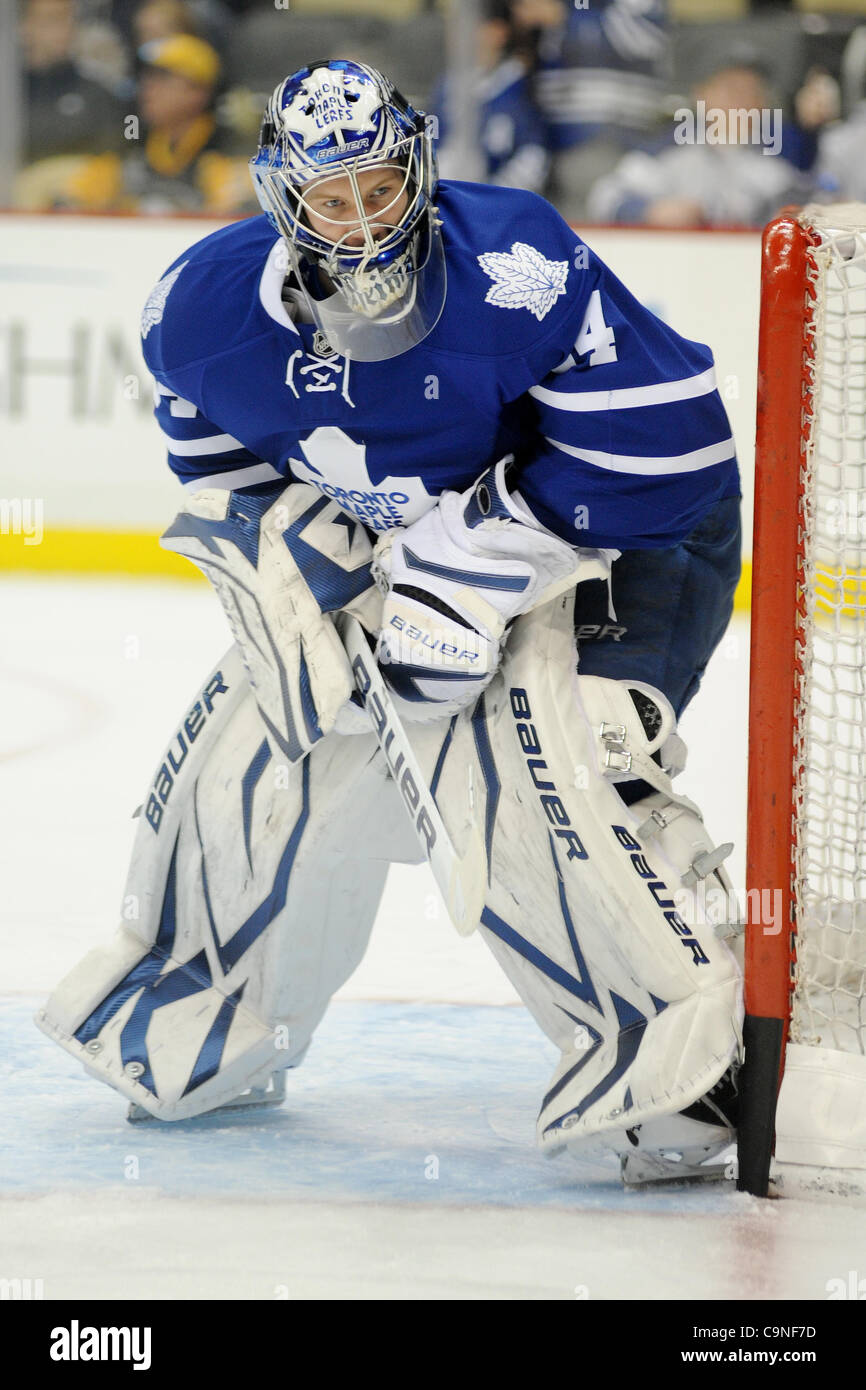 Gen 31, 2012 - Pittsburgh, PENNSYLVANNIA, U.S - Toronto Maple Leafs goalie James Reimer (34) durante il pre-partita upsas caldi i pinguini di Pittsburgh prendere sul Toronto Maple Leafs a CONSOL Energy Center a Pittsburgh, PA. (Credito Immagine: © Dean Beattie/Southcreek/ZUMAPRESS.com) Foto Stock