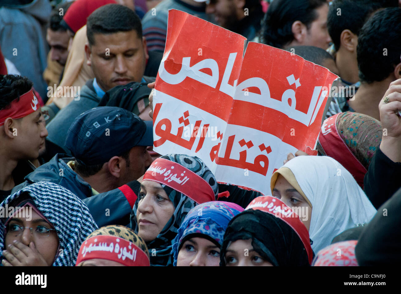 Dimostrazione del Cairo 31 gennaio 2012, migliaia di persone hanno sulla strada a chiedere una maggiore velocità di trasferimento a un governo civile del paese, in questa immagine di un gruppo di donne che sono attivi nelle proteste Foto Stock