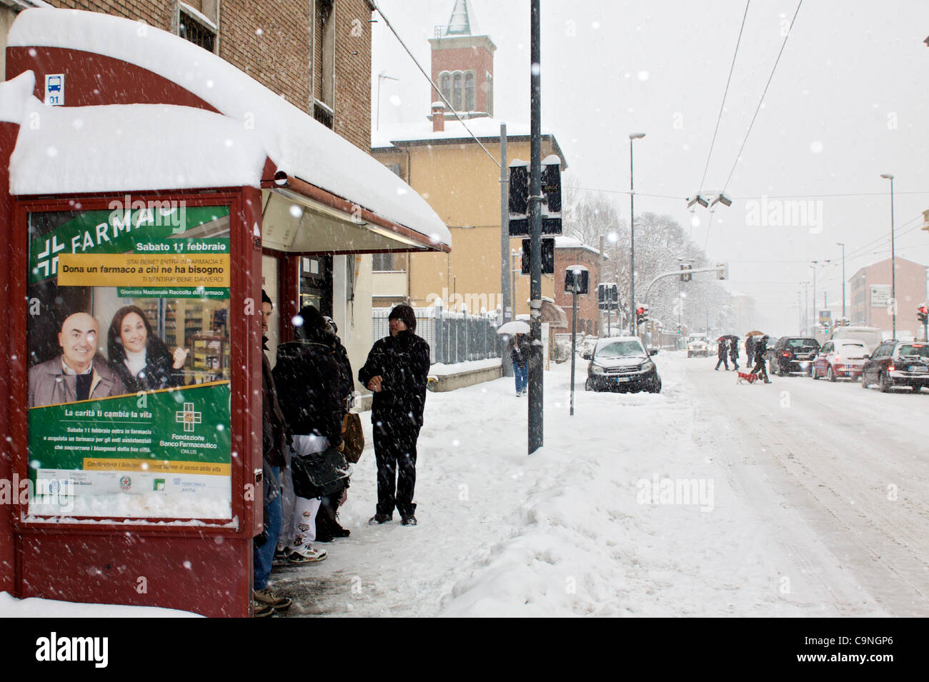 BOLOGNA (IT) 01/02/12: la tempesta di neve a Bologna (SI) un sacco di problemi con il traffico, persone in attesa e il congelamento della fermata bus sotto la tempesta Foto Stock