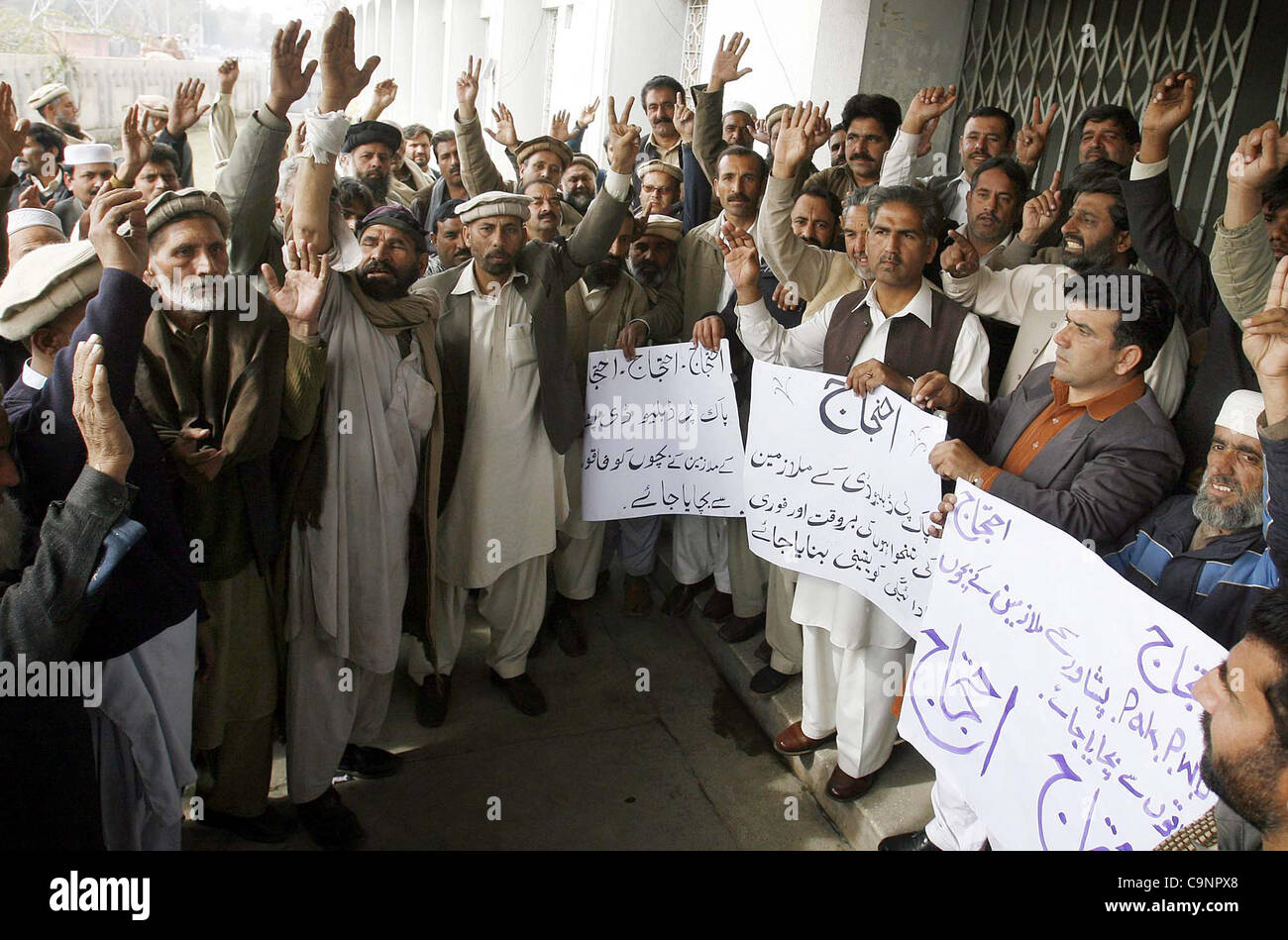 I membri del regno dei lavoratori Unione chant slogan in favore delle loro richieste durante la manifestazione di protesta a livello federale affiti a Peshawar, giovedì 02 febbraio, 2012. Foto Stock