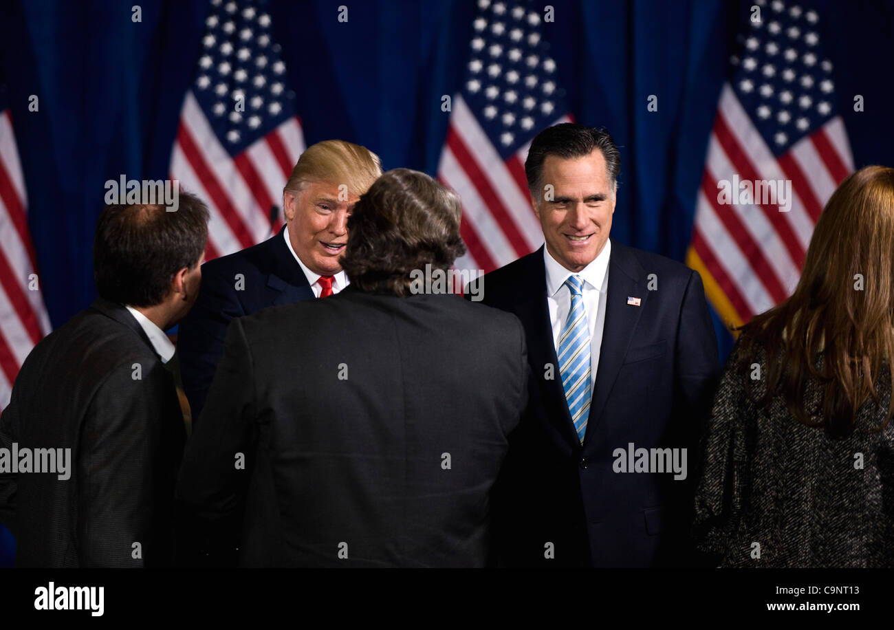 Febbraio 02, 2012 - Las Vegas, NV, Stati Uniti d'America - Donald Trump approva Mitt Romney di presidente in una conferenza stampa tenuta al Trump International Hotel. Foto Stock