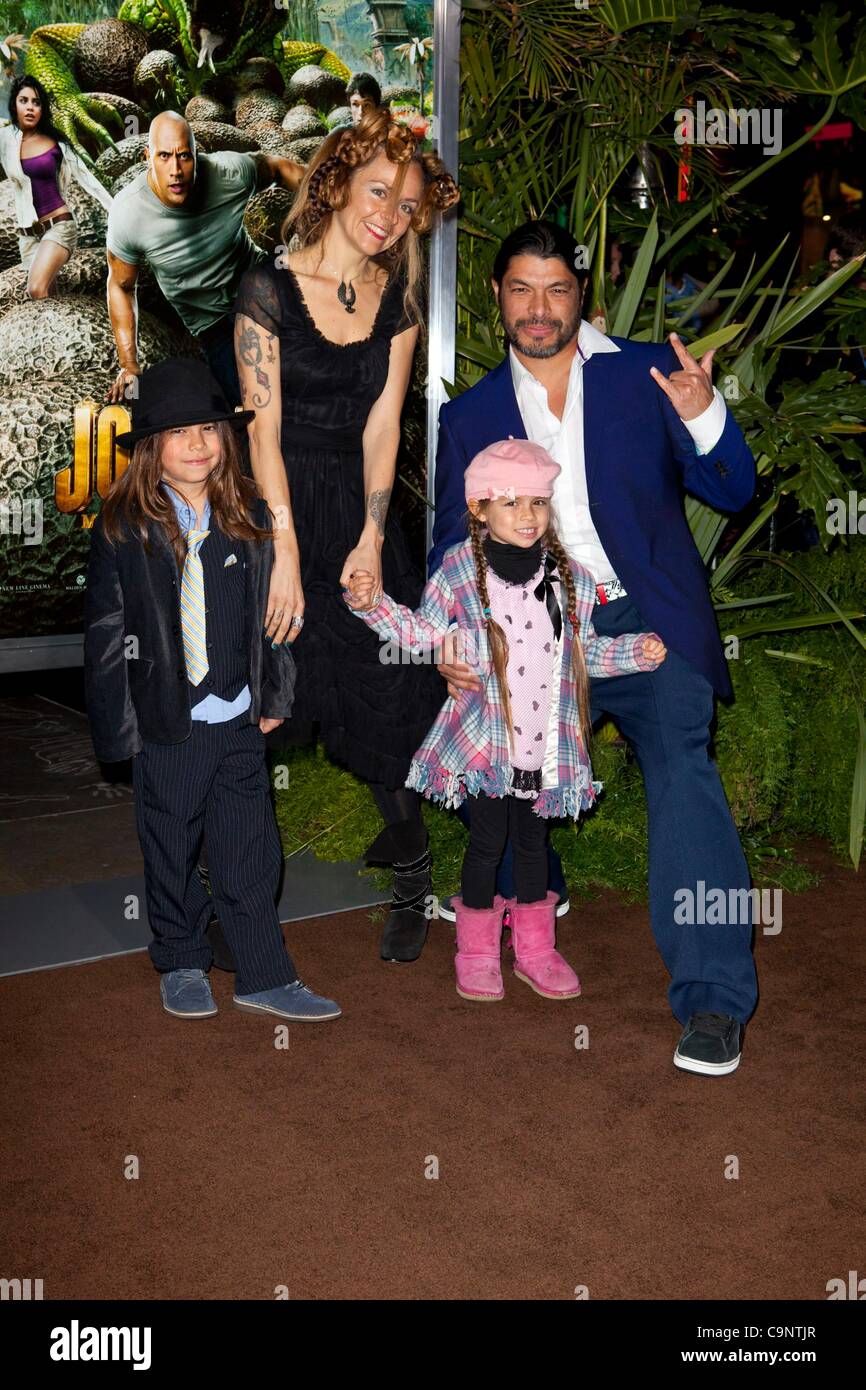 Robert Trujillo e la famiglia presso gli arrivi per il viaggio 2: L'isola misteriosa Premiere, Grauman's Chinese Theatre di Los Angeles, CA 2 febbraio 2012. Foto di: Emiley Schweich/Everett Collection Foto Stock