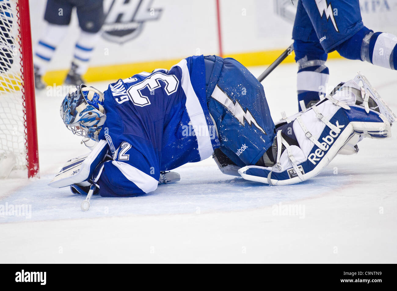 Febbraio 2, 2012 - Tampa, Florida, Stati Uniti d'America - Febbraio 2, 2012 - Tampa, Florida, Stati Uniti d'America Tampa Bay Lightning goalie Mathieu Garon (32) sente l'agonia della sconfitta come il puck colpisce il retro della net durante il secondo periodo di gioco tra il Tampa Bay Lightning e il Foto Stock