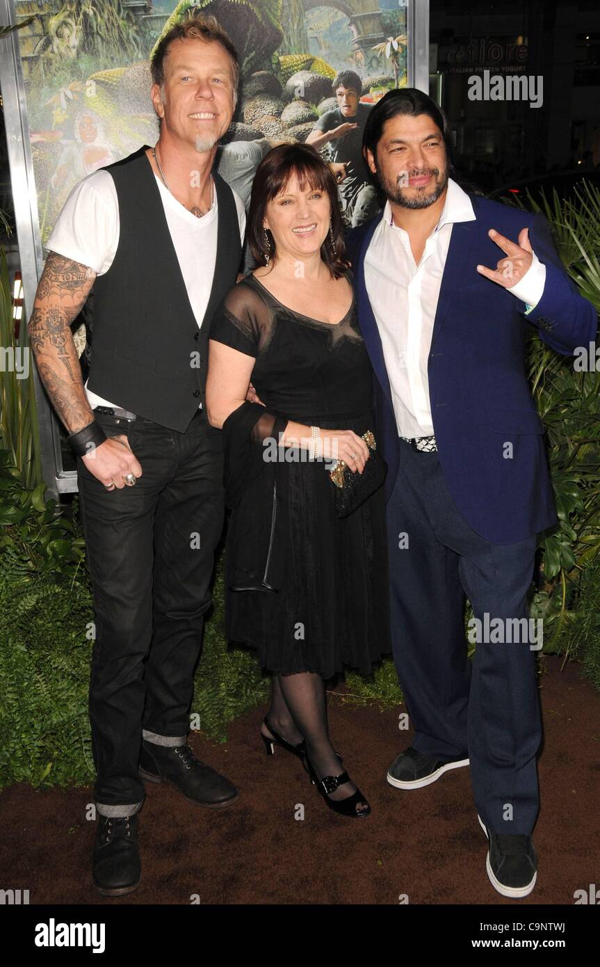 James Hetfield, Charlotte Huggins, Robert Trujillo presso gli arrivi per il viaggio 2: L'isola misteriosa Premiere, Grauman's Chinese Theatre di Los Angeles, CA 2 febbraio 2012. Foto di: Dee Cercone/Everett Collection Foto Stock