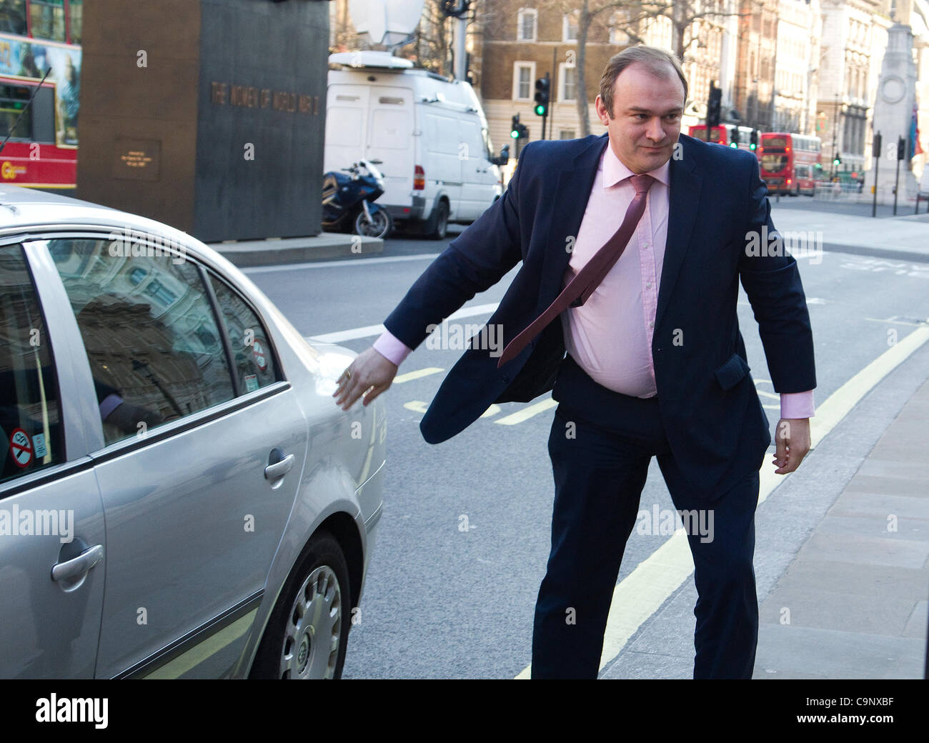 Whitehall, Londra, Regno Unito. 03.02.2012 ed Davey arrivando a Whitehall a diventare il nuovo Segretario di Stato per l'energia e il cambiamento climatico. La sua nomina seguita alle dimissioni di Chris Huhne. Foto Stock