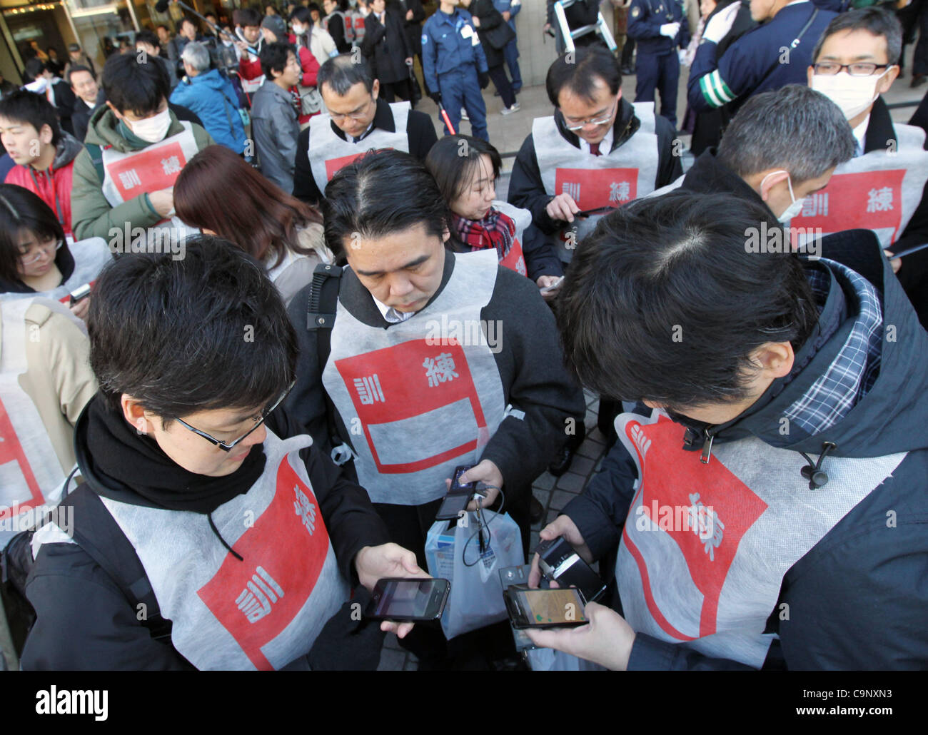 Febbraio 3, 2012 - Tokyo, Giappone - Gli operatori partecipano in un disastro trapanare condotta dal Governo Metropolitano di Tokyo al di fuori della stazione di Shinjuku il 3 febbraio 2012 a Tokyo, Giappone. Circa 10.000 persone hanno partecipato il trapano supponendo che un disastro di grandi dimensioni come i terremoti si è verificato. (Credito immagine: Foto Stock