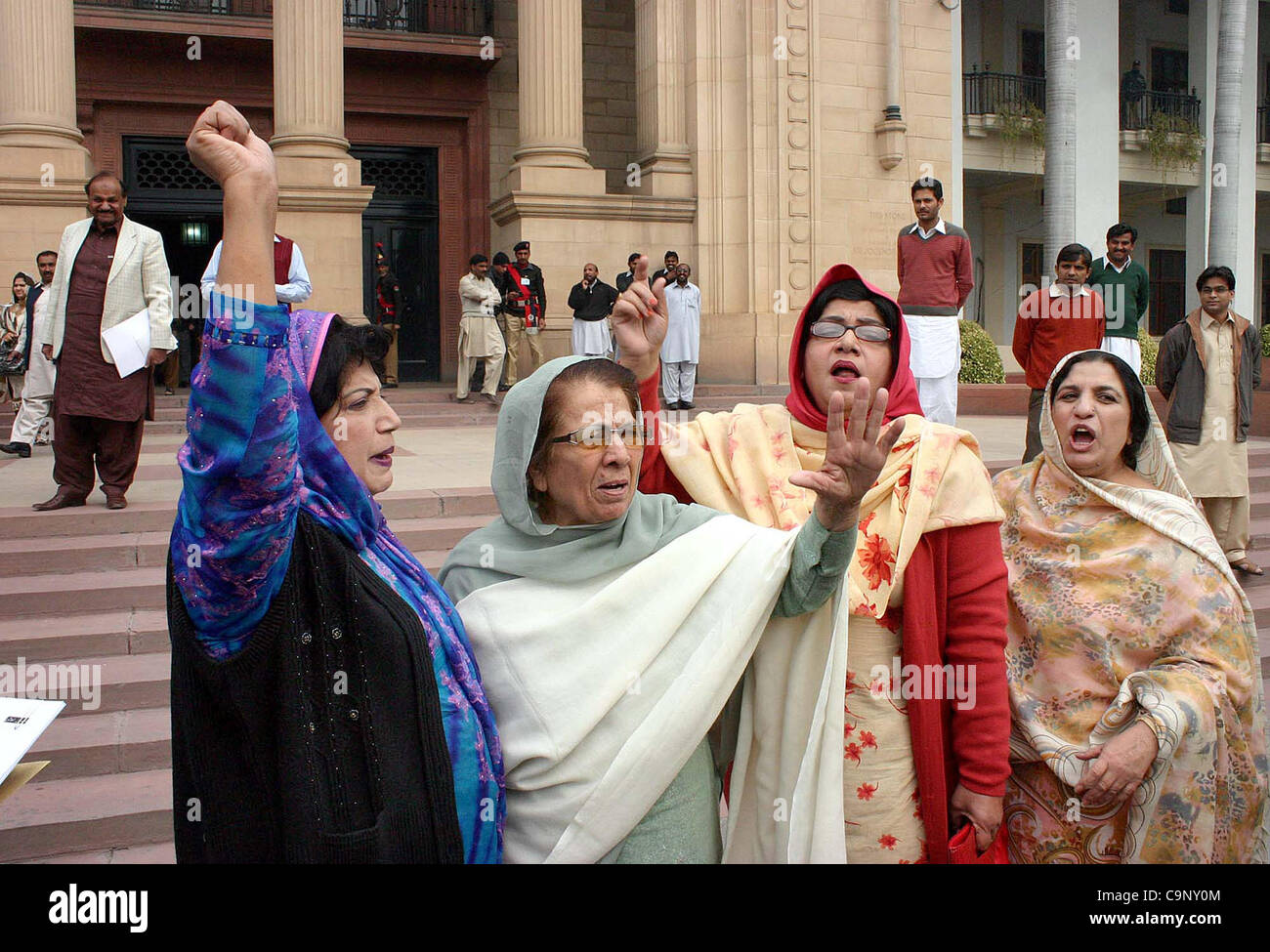 Lega musulmana-N donne i legislatori stanno protestando contro il leader dell opposizione di assemblea provinciale durante la dimostrazione al gruppo del Punjab edificio a Lahore Venerdì, Febbraio 03, 2012. Foto Stock