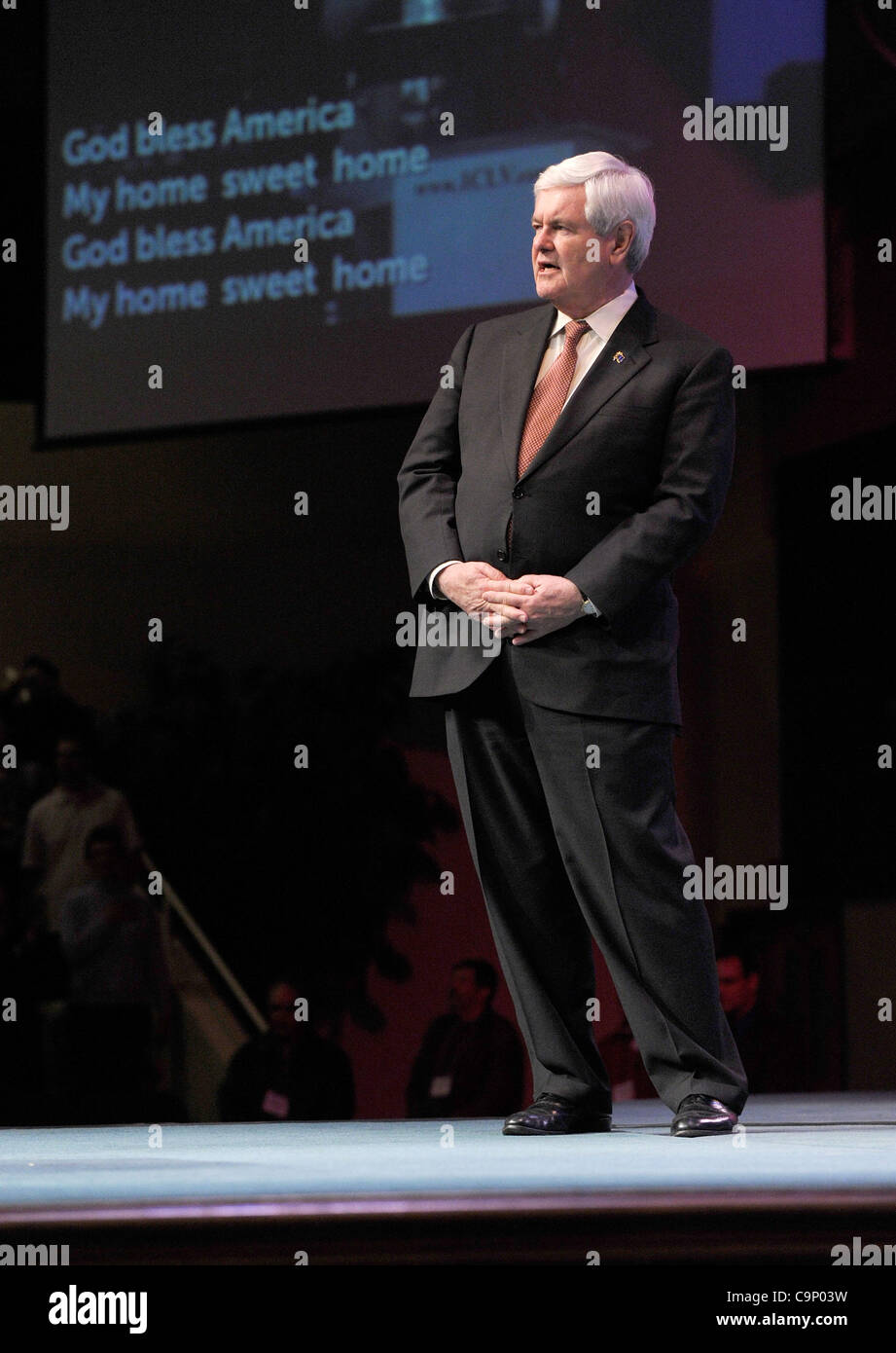 Febbraio 3, 2012 - Las Vegas, Nevada, Stati Uniti - Candidato presidenziale repubblicano ed ex presidente della Camera Newt Gingrich canta insieme con "God Bless America" presso la Chiesa Internazionale di Las Vegas su Venerdì, Febbraio 3, 2012. Con un giorno prima di passare al Nevada Caucus, Gingrich continua a campaig Foto Stock