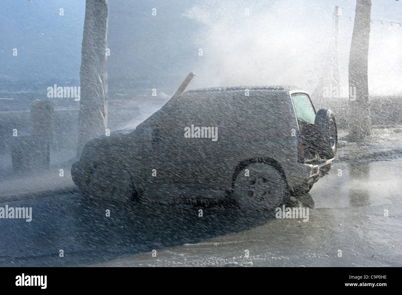 VERSOIX, cantone di Ginevra, Svizzera, 4/2/2012. Una macchina coperto da uno spesso strato di ghiaccio parcheggiata in una strada lungo le rive del Lago di Ginevra durante un wintery tempesta di ghiaccio, Versoix vicino a Ginevra, il Cantone di Ginevra, Svizzera Foto Stock