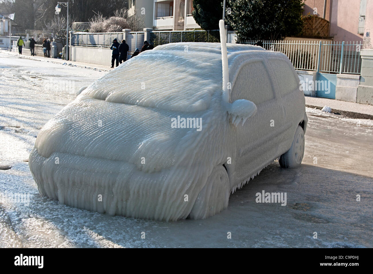 VERSOIX, cantone di Ginevra, Svizzera, 4/2/2012. Una macchina coperto con uno spesso strato di ghiaccio dopo una fredda notte invernale parcheggiato in una strada lungo il lago di Ginevra, Versoix vicino a Ginevra Foto Stock
