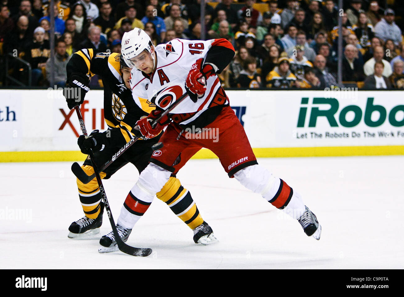 Febbraio 2, 2012 - Boston, Massachusetts, STATI UNITI - Carolina Hurricanes center Brandon Sutter (16) blocchi Boston Bruins defenceman Andrew Ference (21) tentativo di passare nel secondo periodo di gioco al TD Garden di Boston, Massachusetts. Uragani battere i Bruins 3 - 0. (Credito Immagine: © contrassegnare la casella/Southcreek/ Foto Stock