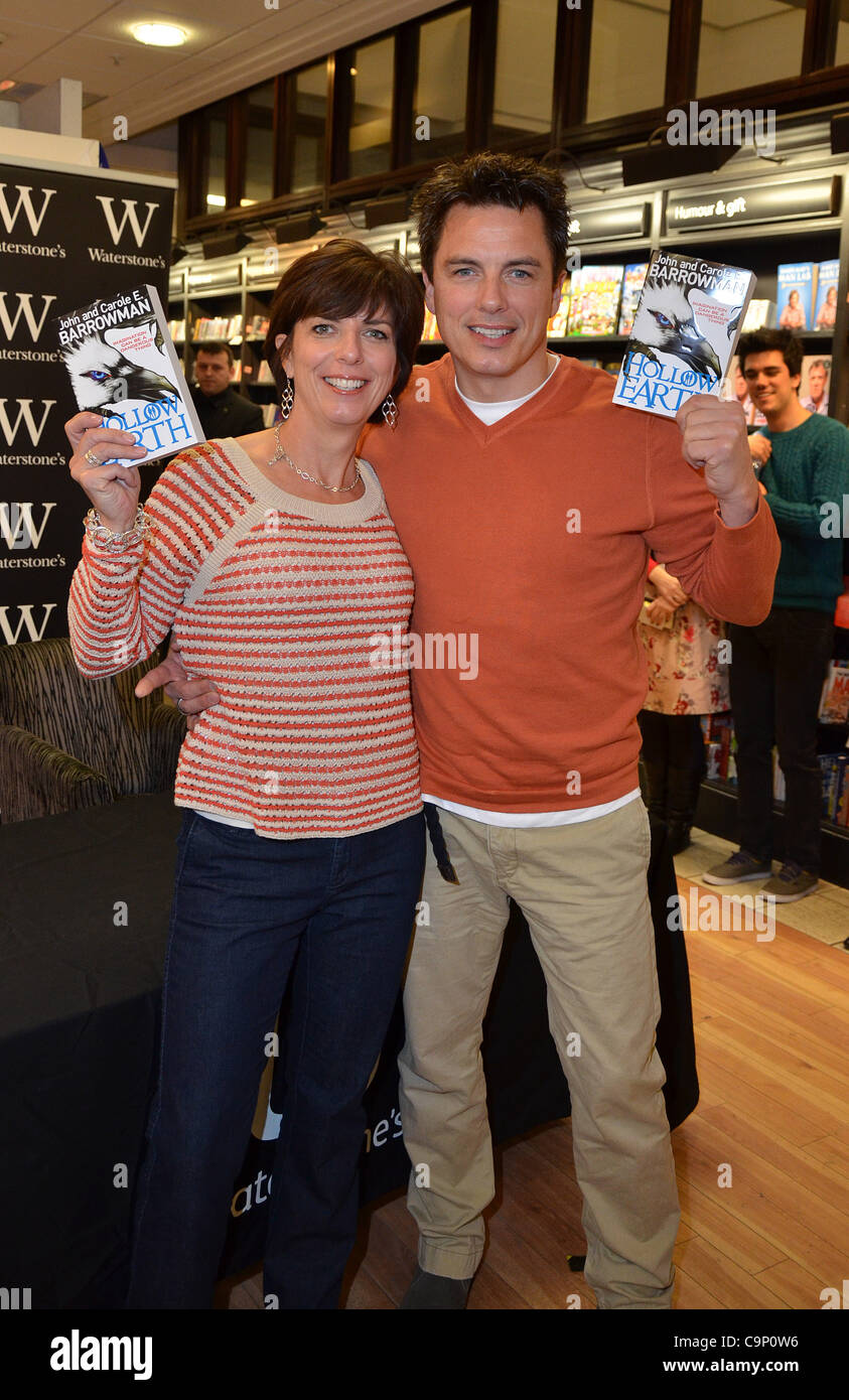 Penzance, Kent, Regno Unito 04/02/2012 John Barrowman e sua sorella Carole E. Barrowman firmare copie del loro co-autore di libro per bambini, cavo di messa a terra a Waterstone's, West Village, Bluewater Shopping Centre, Kent. (Photo credit: Photobeat Immagini/Alamy) Foto Stock