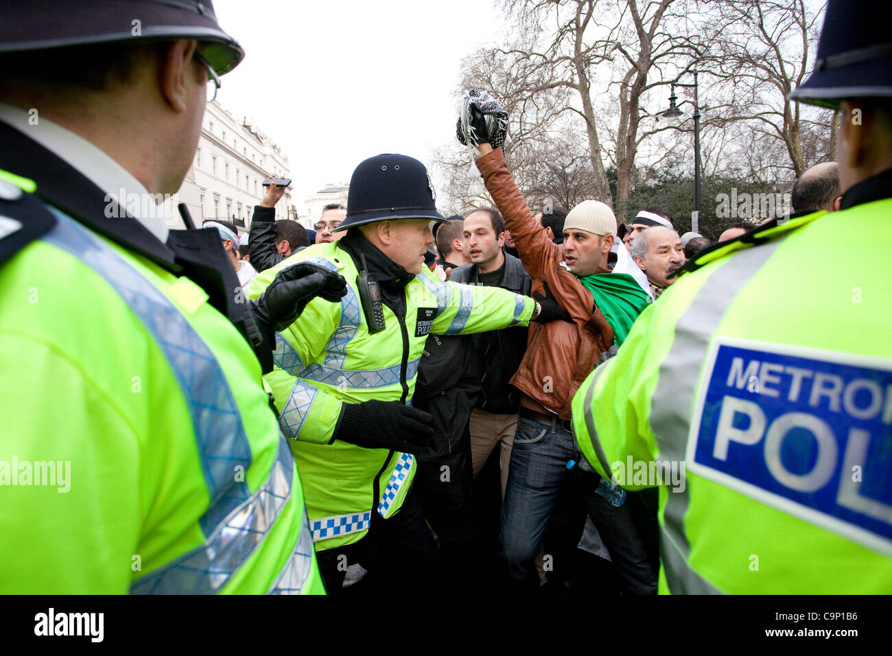 Siriano Ambasciata di Londra, Belgrave Square, Londra, Regno Unito. 04.02.2012 Siro manifestanti si scontrano con la polizia al di fuori di Londra Ambasciata siriana a Belgravia. Oggi 6 manifestanti sono stati arrestati dopo che Windows ha fracassato come attivisti ambasciate di destinazione. Foto Stock