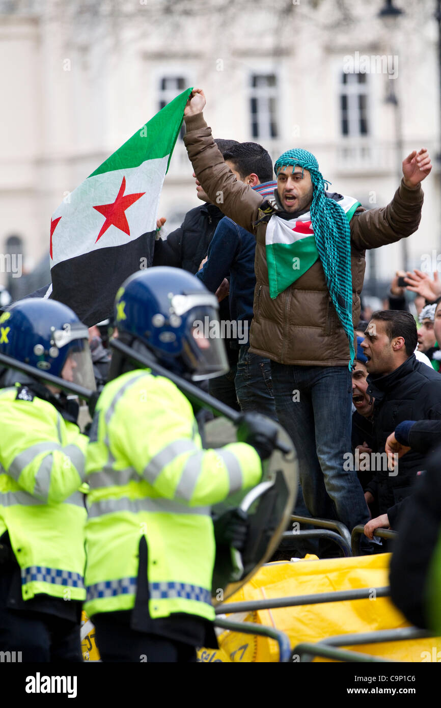 Siriano Ambasciata di Londra, Belgrave Square, Londra, Regno Unito. 04.02.2012 Siro manifestanti si scontrano con la polizia al di fuori di Londra Ambasciata siriana a Belgravia. Oggi 6 manifestanti sono stati arrestati dopo che Windows ha fracassato come attivisti ambasciate di destinazione. Foto Stock