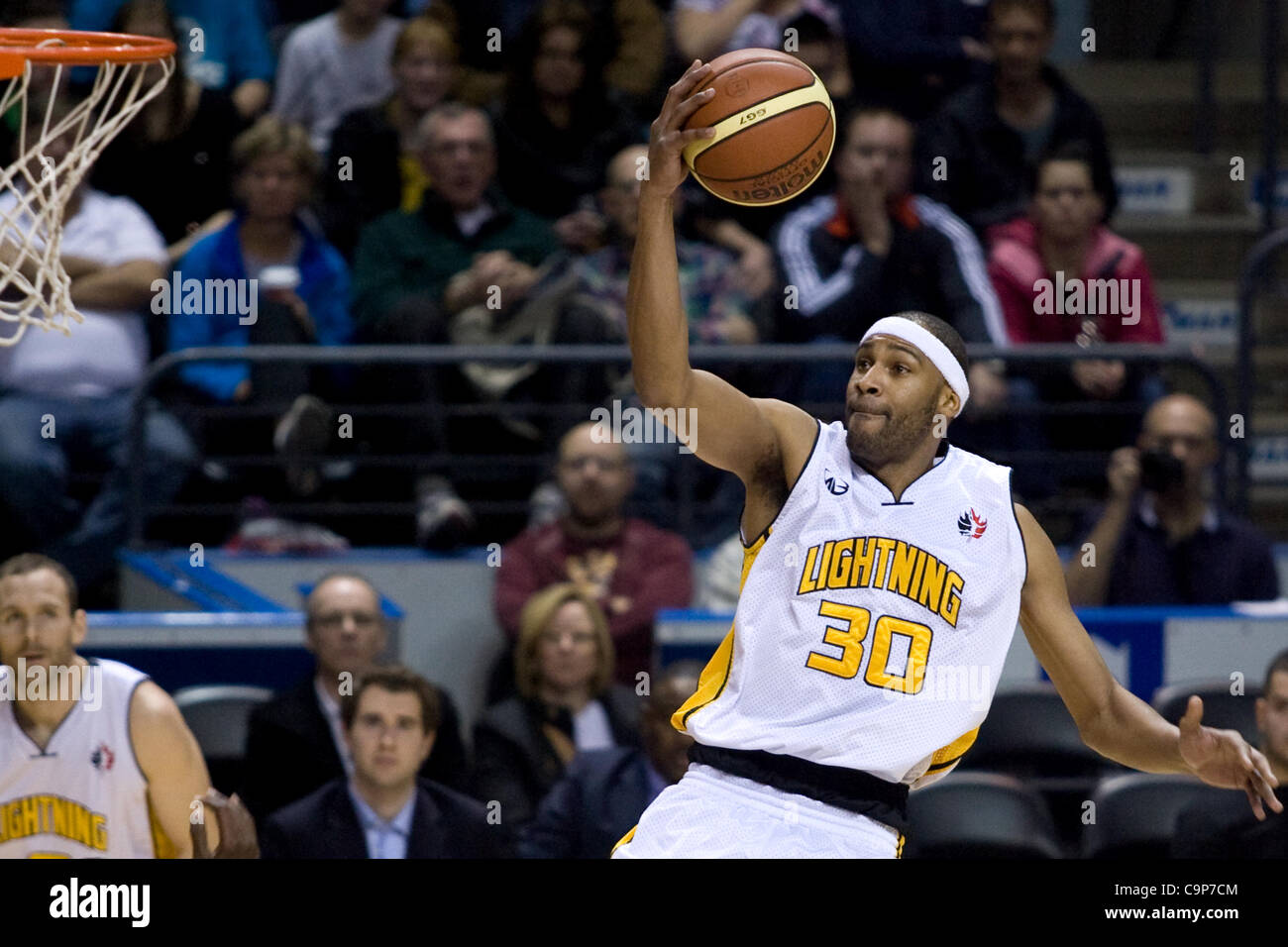 London Ontario, Canada - 5 febbraio 2012. Rodney Buford (30) del London Lightning va per cestello durante una nazionale della lega di pallacanestro del Canada in gioco tra il London lampi e Oshawa potenza. Londra ha vinto il gioco 129 a 117 in lavoro straordinario presso la John Labatt Centre di domenica pomeriggio. Foto Stock