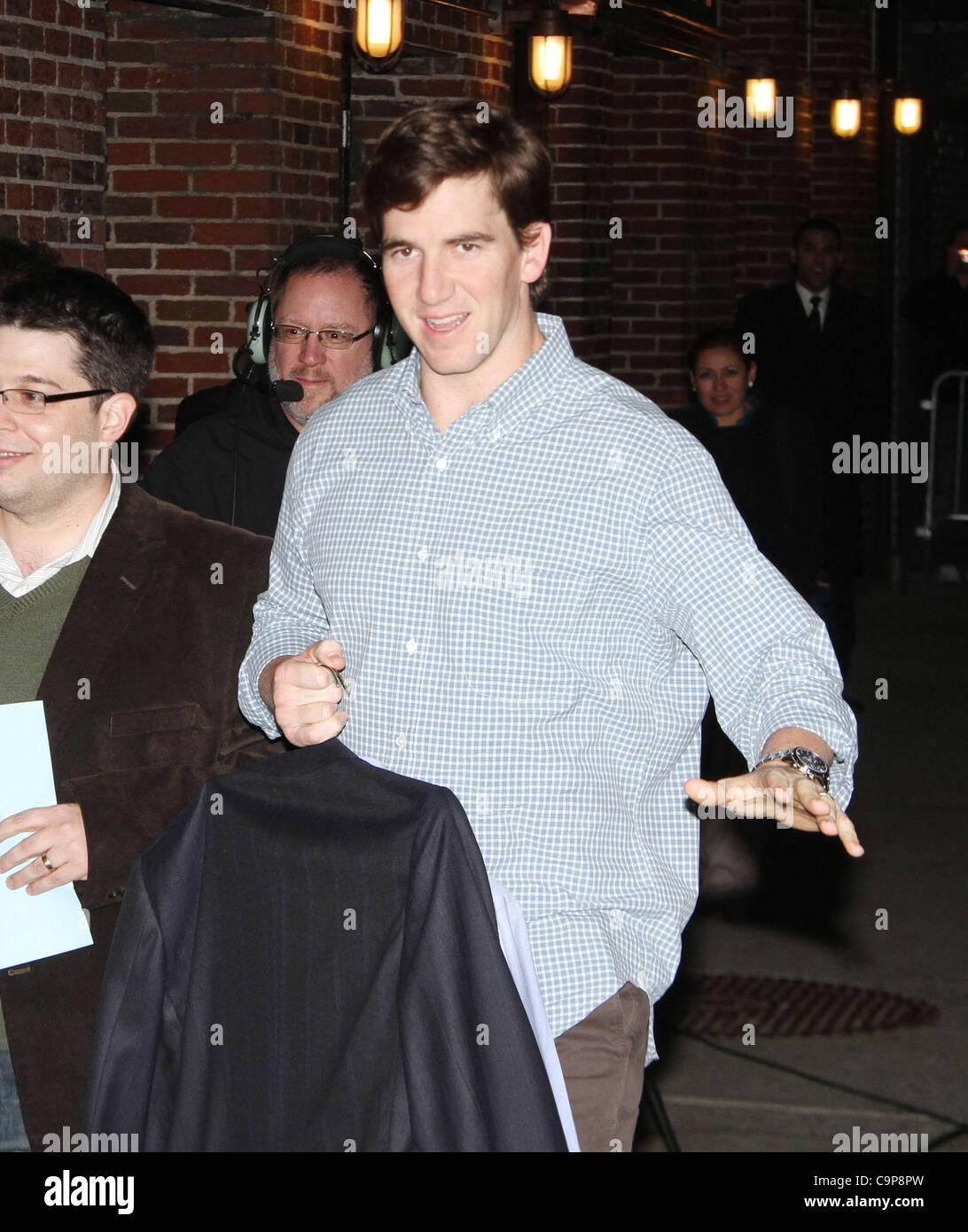 6 febbraio 2012 - New York New York, Stati Uniti - Giants quarterback e campione del Superbowl ELI MANNING al suo aspetto su 'Late Show con David Letterman" tenutasi presso la Ed Sullivan Theater. (Credito Immagine: © Nancy Kaszerman/ZUMAPRESS.com) Foto Stock