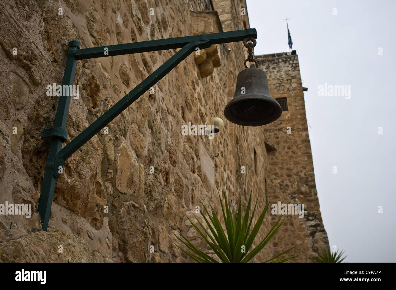 Campanello all ingresso della Chiesa Ortodossa Greca Valle della Croce monastero dove due vetture sono state vandalizzato durante la notte. Pneumatici per auto sono stati drasticamente ridotti e sono state disseminate con anti-graffiti cristiana. Gerusalemme, Israele. 7 febbraio 2012. In quello che sembra essere un onda di intensificazione di ultra-intolleranza religiosa sw Foto Stock