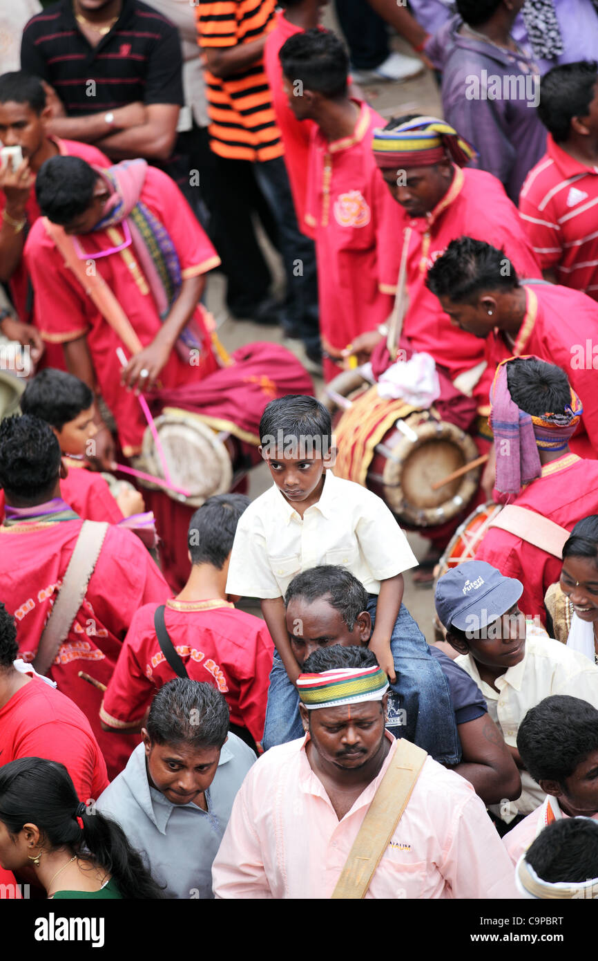 Ragazzo seduto sulle sue spalle padri durante Thaipusam festival indù 2012 a Grotte Batu di Kuala Lumpur in Malesia Foto Stock