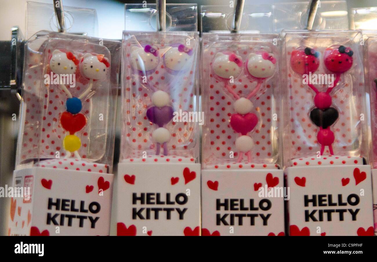 8 febbraio 2012 : Tokyo, Giappone - Hello Kitty auricolari sagomati sono visualizzate per la 73rd Tokyo International Gift show 2012 presso il Tokyo Big Sight. Ci sono oltre 3 milioni di articoli regalo inclusi prodotti e beni di uso quotidiano. 2500 espositori vetrina i loro prodotti unici. La mostra si terrà dal F Foto Stock