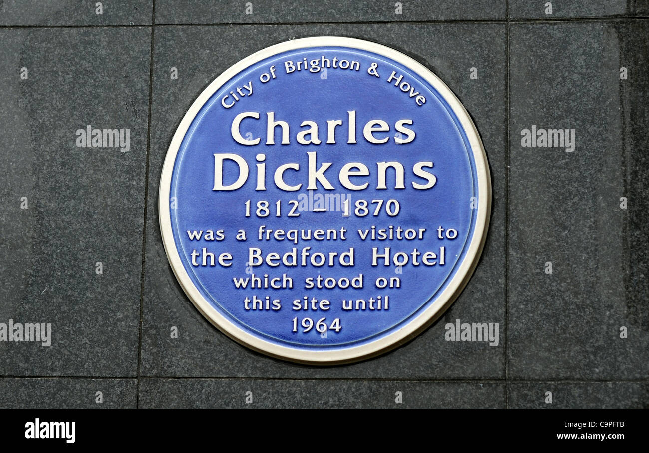 Ian Dickens (a destra) il grande pronipote del romanziere Charles Dickens svela targa blu per lo scrittore in Brighton Foto Stock