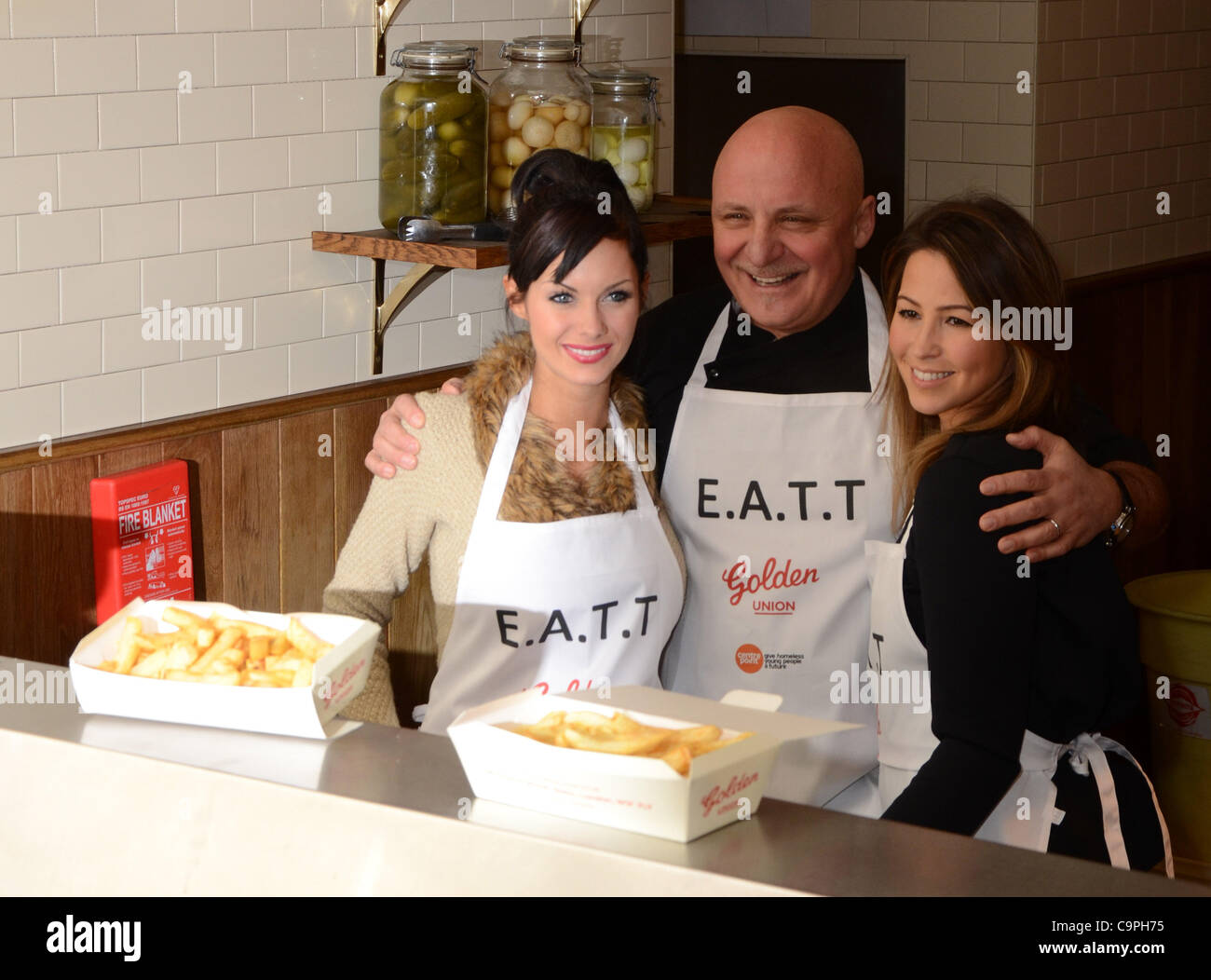 London, Regno Unito 08/02/2012 Jessica-Jane Clemente, Aldo Zilli e Rachel Stevens in corrispondenza di EATT (Mangiare al tavolo) Photocall, davanti a che serve un gruppo di giovani senzatetto cena, supportato dalla carità, Centrepoint. al Golden Unione Fish Bar a Londra (Photo credit: Photobeat Immagini/Alamy) Foto Stock