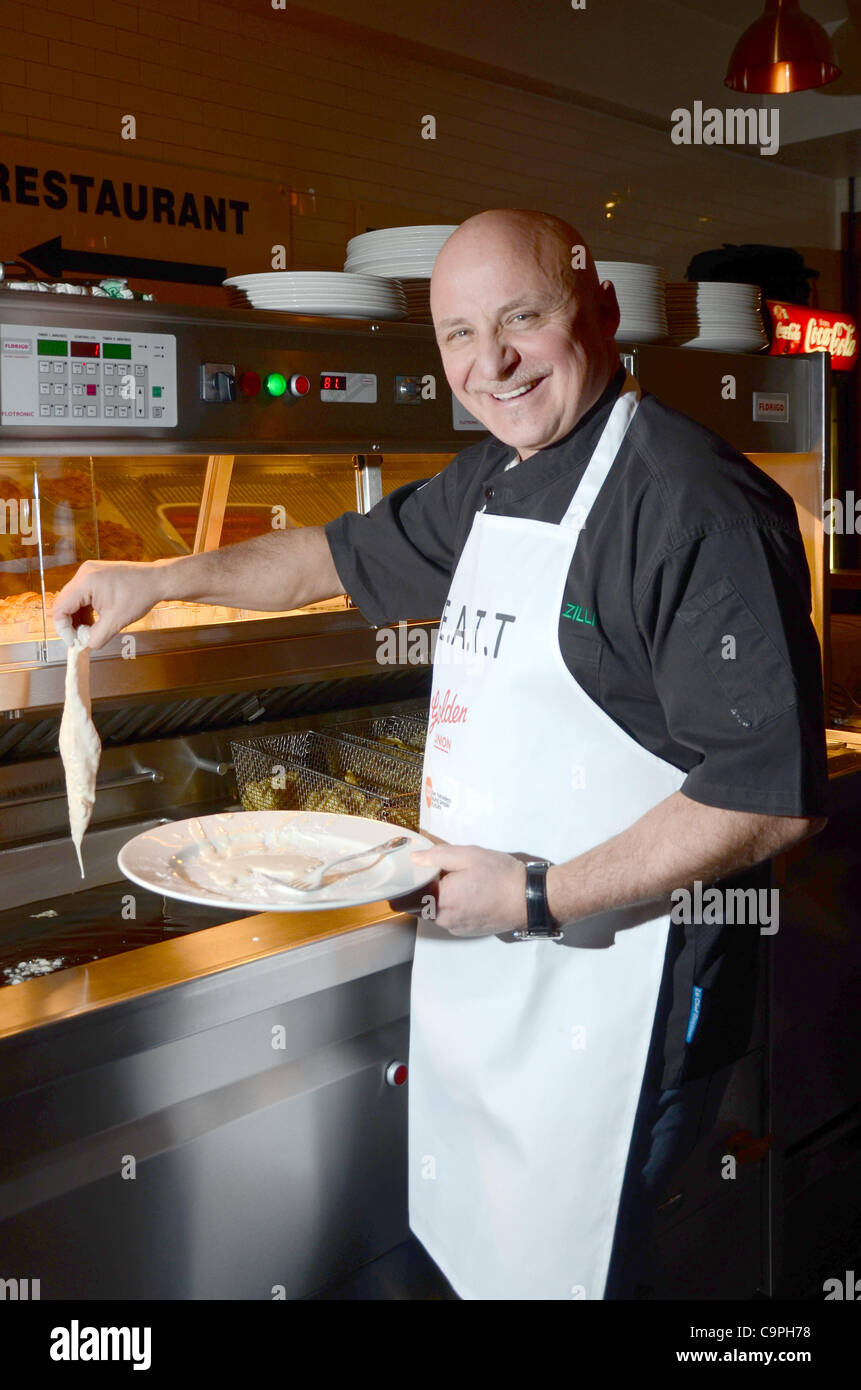 London, Regno Unito 08/02/2012 Aldo Zilli a (EATT mangiare al tavolo) Photocall, davanti a che serve un gruppo di giovani senzatetto cena, supportato dalla carità, Centrepoint. al Golden Unione Fish Bar a Londra (Photo credit: Photobeat Immagini/Alamy) Foto Stock