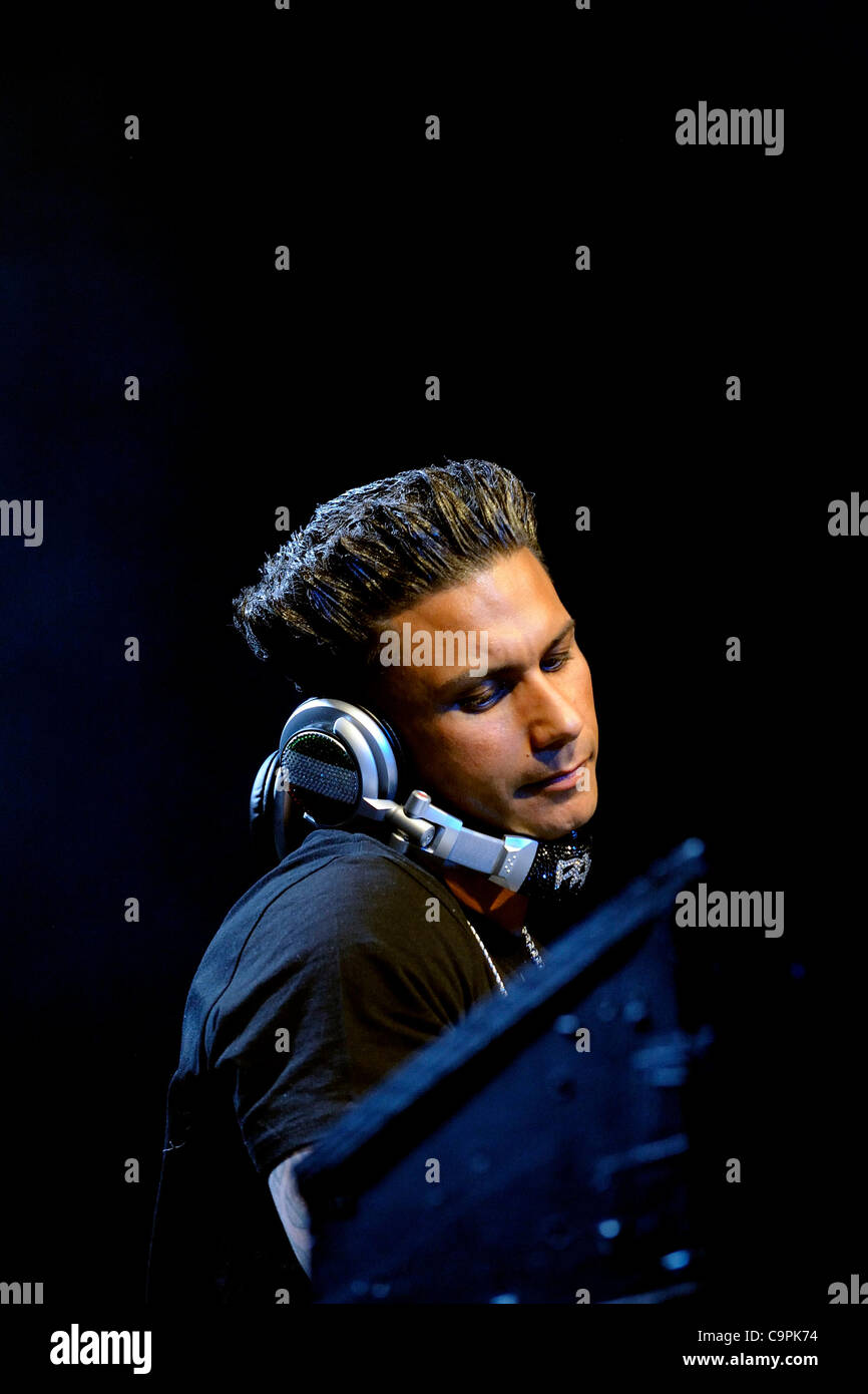 Febbraio 8, 2012, Toronto, Canada - Paolo "DJ Pauly D" DelVecchio suona presso l'Accademia del suono. Foto Stock