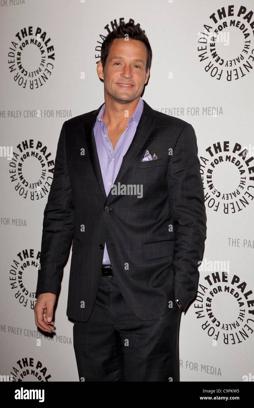 Josh Hopkins presso gli arrivi per COUGAR TOWN terza stagione Premiere Screening e pannello, Paley Centre for Media, Beverly Hills, CA 8 febbraio 2012. Foto di: Emiley Schweich/Everett Collection Foto Stock