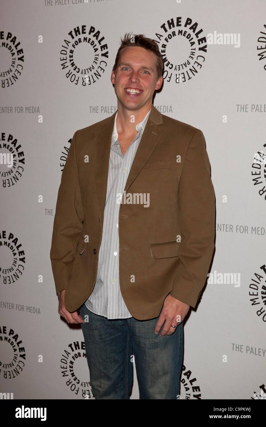 Kevin Biegel presso gli arrivi per COUGAR TOWN terza stagione Premiere Screening e pannello, Paley Centre for Media, Beverly Hills, CA 8 febbraio 2012. Foto di: Emiley Schweich/Everett Collection Foto Stock