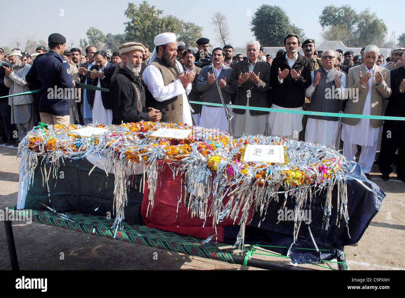 Le persone offrono orazione funebre di SHO Syed Nazakat Shah, che è stato ucciso da uomini armati non identificati durante il pattugliamento la scorsa notte a Nasir Bagh nella città di Peshawar Venerdì 10 Febbraio, 2012. Foto Stock