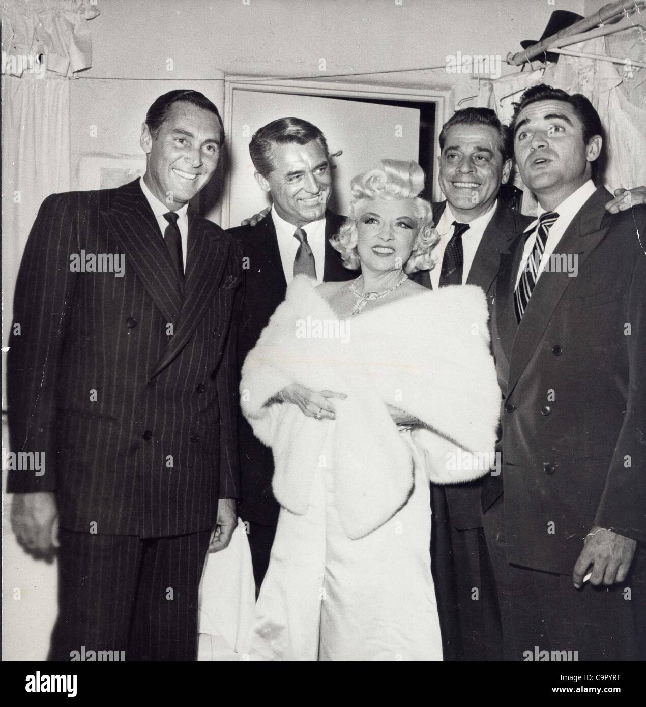 CARY GRANT con Phil Rees Jack LaRue , Steve Cochran e Mae West.1950.fornito da foto, inc.(Immagine di credito: Â© fornito dal mondo foto, Inc/Globe foto/ZUMAPRESS.com) Foto Stock