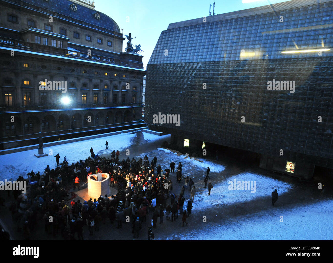 Installazione di 2 metri di altezza cuore di cera fatta da 2,3 tonnellate metriche di cera da candele come un tributo di Vaclav Havel che morì nel dicembre.Gli autori del cuore di cera sono romano Svejda, Lukas Gavlovsky.La statua sarà esposta fino al 10 aprile di fronte al Teatro Nazionale di Praga. Repubblica ceca, Venerdì, Feb. Foto Stock