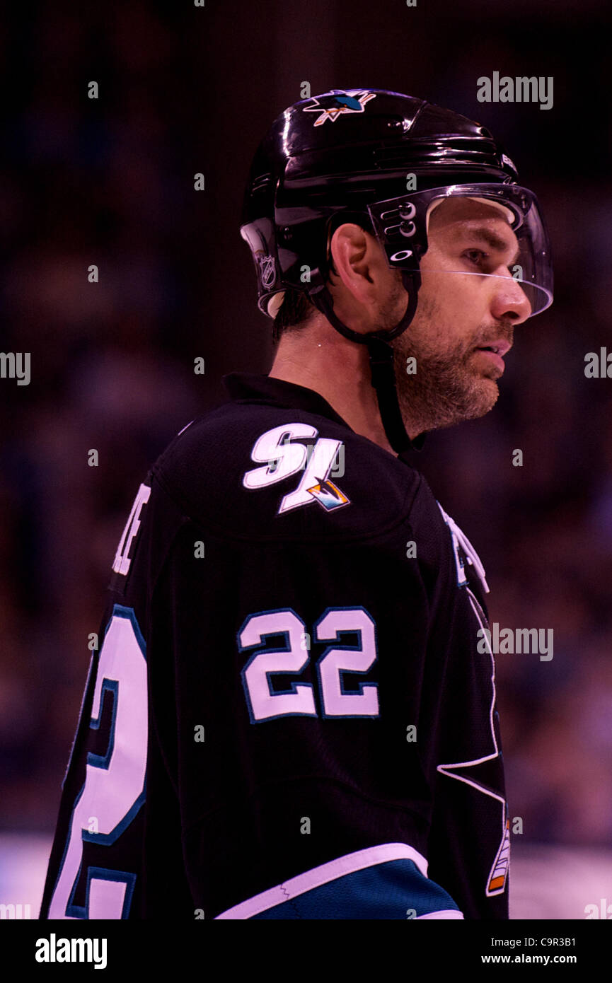 Febbraio 10, 2012 - San Jose, California, Stati Uniti - Squali defenceman Dan Boyle (22) durante il gioco NHL tra gli squali di San Jose e il Chicago Blackhawks a HP Pavilion a San Jose, CA. Gli squali ha vinto 5-3. (Credito Immagine: © Matt Cohen/Southcreek/ZUMAPRESS.com) Foto Stock