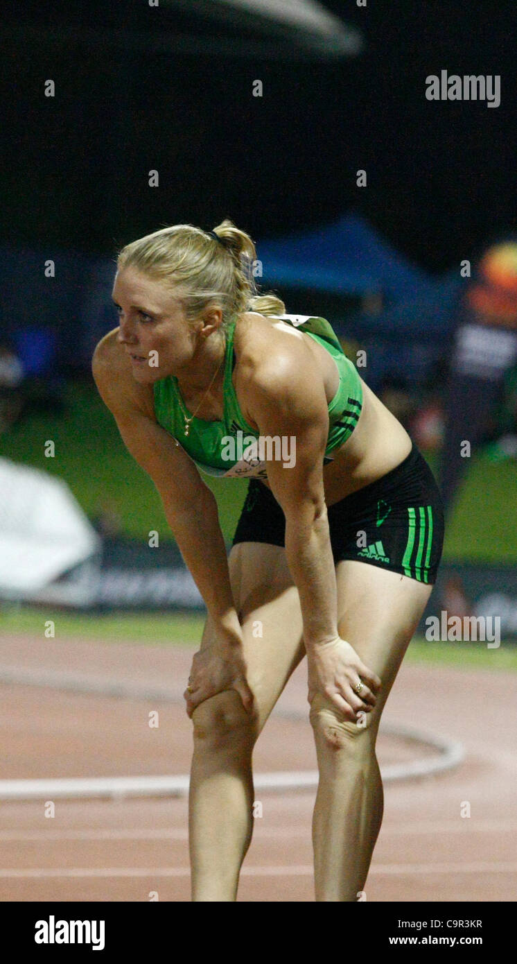Sally Pearson si accovaccia giù dopo la 100m gara al 2012 perth track classic, WA Athletics Stadium Xi Febbraio Foto Stock