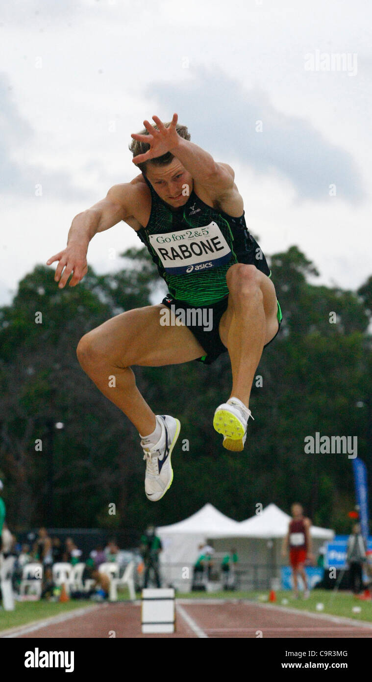 Adam Rabone competere nel salto triplo al 2012 Perth Track Classic a Perth Athletics Stadium 2012 Foto Stock