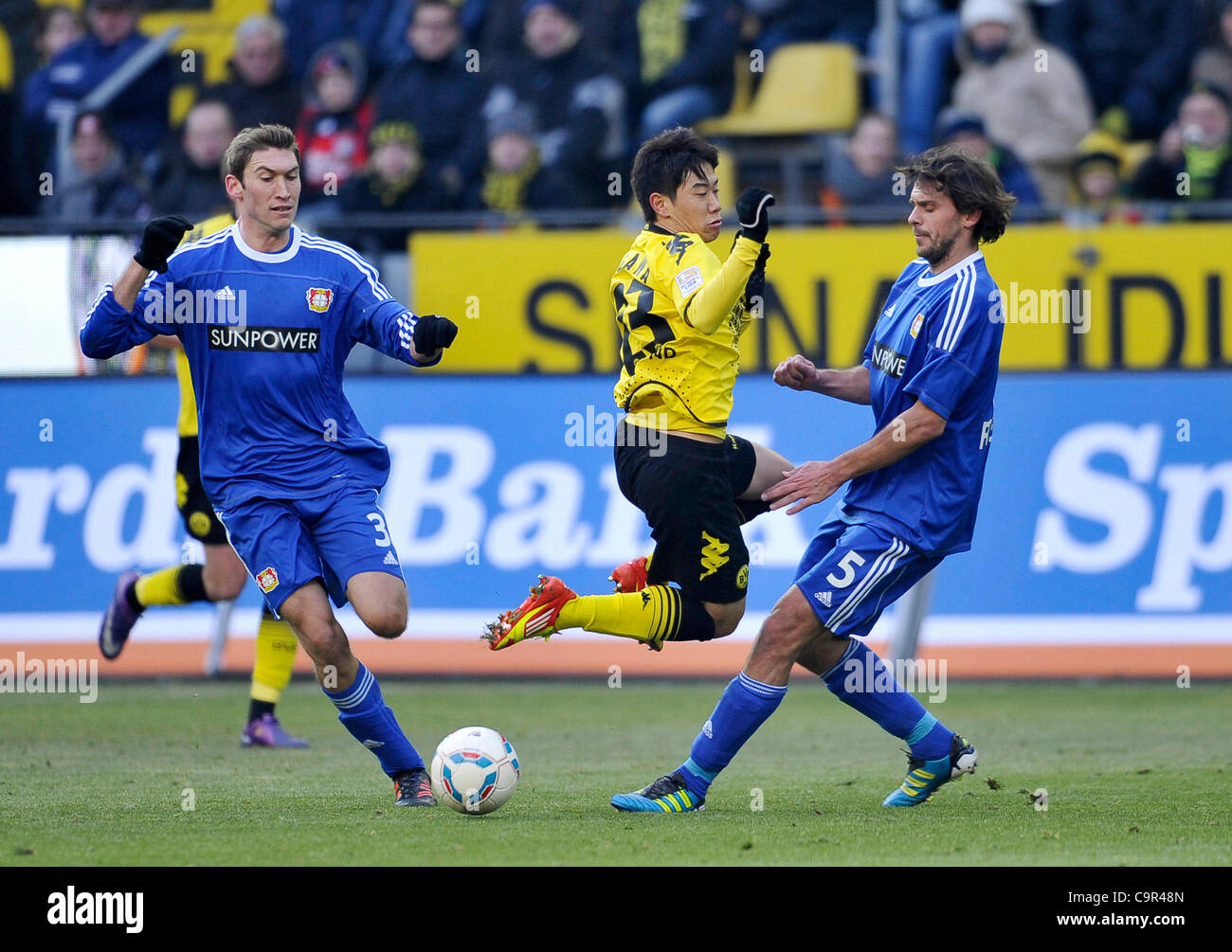 Bundesliga tedesca, 11.02.2012 Borussia Dortmund vs Bayer 04 Leverkusen ---Shinji Kagawa (BVB, centro) , sinistra:Stefan Reinartz (Leverkusen), re: Manuel Friedrich (Leverkusen) Foto Stock