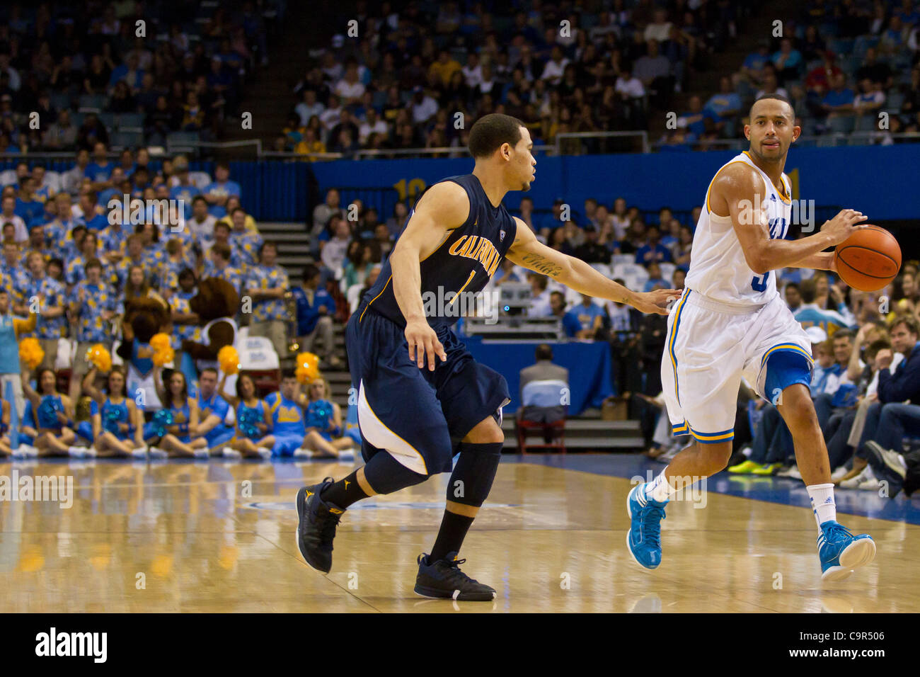 Febbraio 11, 2012 - Los Angeles, California, Stati Uniti - UCLA Bruins Jerime Anderson (5) è coperto da UC Berkeley Justin Cobbs (1). La California Golden Bears sconfiggere la UCLA Bruins 73-63 presso il Centro Sportivo di Los Angeles, California. (Credito Immagine: © Josh Cappella/Southcreek/ZUMAPRESS.com) Foto Stock