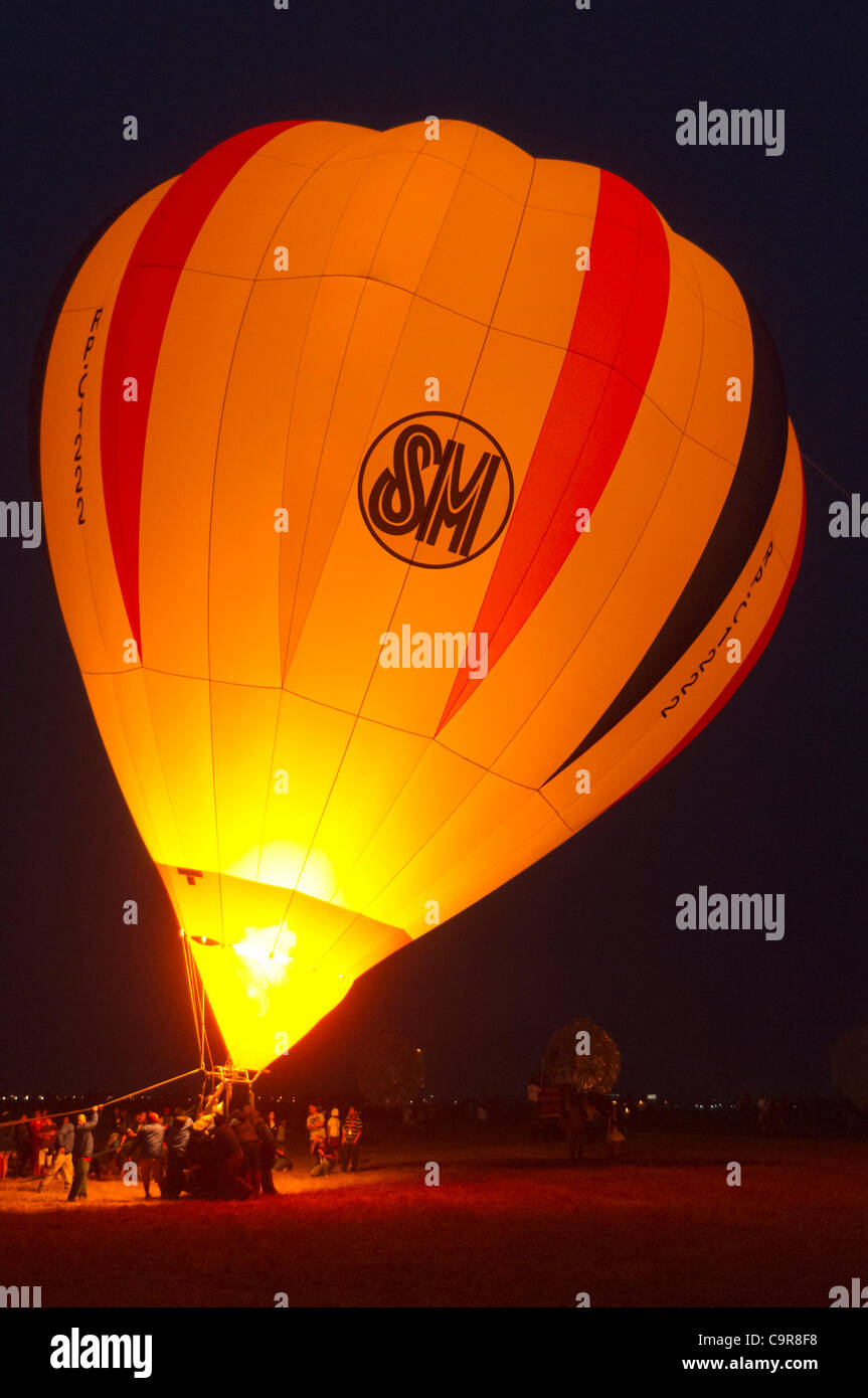 Xvii annuale di Philippine International Hot Air Balloon Fiesta tenutosi presso la Clark Freeport Zone, 12 Feb 2012, Clarkfield, Pampanga, Filippine. Gli equipaggi sono l'impostazione di una mongolfiera per questa 4 giorni di eventi (9 Feb al 12 Feb) Foto Stock
