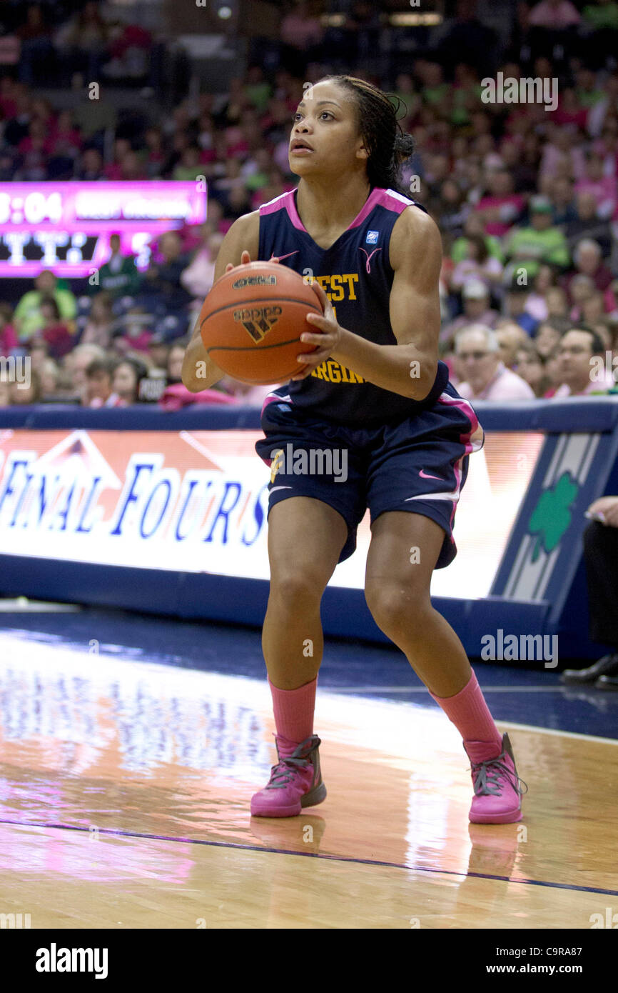 Febbraio 12, 2012 - South Bend, Indiana, Stati Uniti - West Virginia guard Christal Caldwell (#1) va per un colpo nella prima metà azione di NCAA donna gioco di basket tra West Virginia e la Cattedrale di Notre Dame. Il West Virginia alpinisti di turbare il Notre Dame Fighting Irish 65-63 in gioco a Purcell Pavilion al Foto Stock