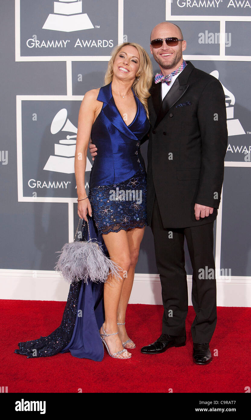Bill Borger e Monika Jensen sul tappeto rosso del 54th Annual Grammy Awards al Staples Center di Los Angeles, California, domenica 12 febbraio, 2012. ADRIAN SANCHEZ-GONZALEZ/PI Foto Stock
