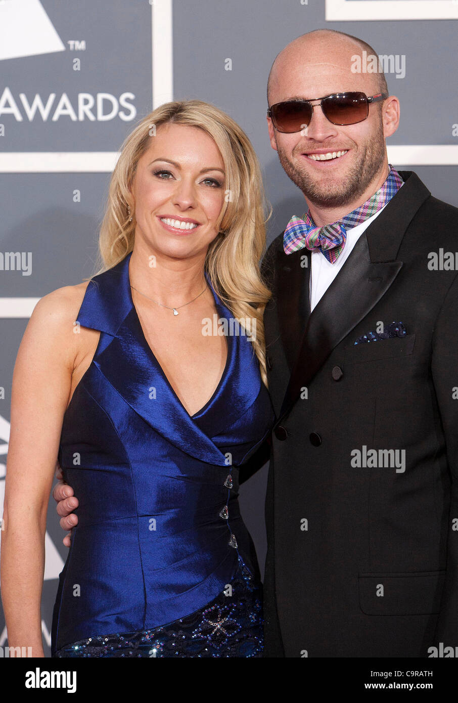 Bill Borger e Monika Jensen sul tappeto rosso del 54th Annual Grammy Awards al Staples Center di Los Angeles, California, domenica 12 febbraio, 2012. ADRIAN SANCHEZ-GONZALEZ/PI Foto Stock