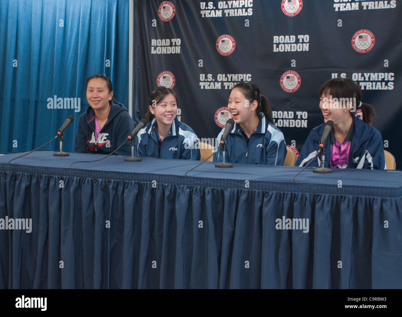 (L-R) Jun Gao, Ariel Hsing, Lily Zhang, e Erica Wu rispondere alle domande da parte dei media presso l'U.S. Olympic tennis da tavolo prove a Cary, N.C., Feb 12, 2012. I quattro STATI UNITI le donne potranno competere contro il Canada nel 2012 North American Giochi Olimpici ping pong torneo di qualificazione in aprile. Foto Stock