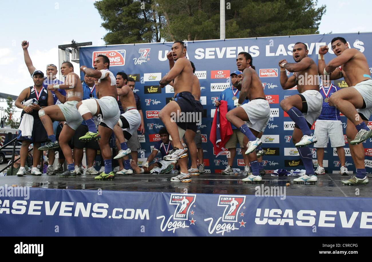 Team Samoa esegue la Siva Tau a una apparizione pubblica per il 2012 USA Sevens Rugby - SUN, Sam Boyd Stadium di New York, NY Febbraio 12, 2012. Foto di: James Atoa/Everett Collection Foto Stock