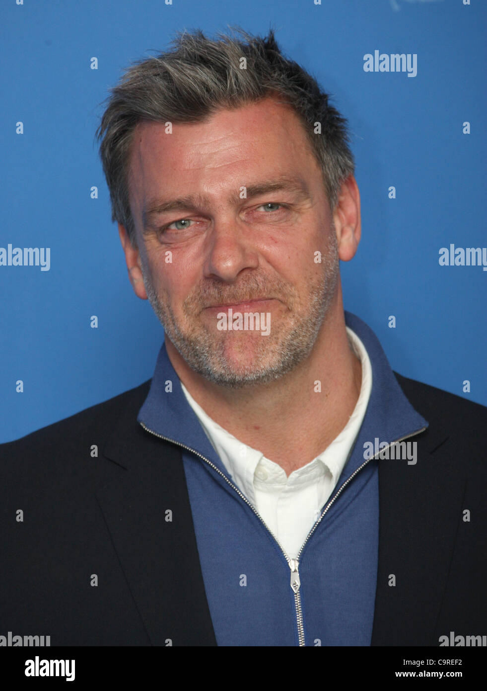 RAY STEVENSON JAYNE MANSFIELD AUTO PHOTOCALL IL FESTIVAL DEL CINEMA DI BERLINO 2012 IL GRAND HYATT POTSDAMER PLATZ BERLINO GERMANIA 13 FE Foto Stock