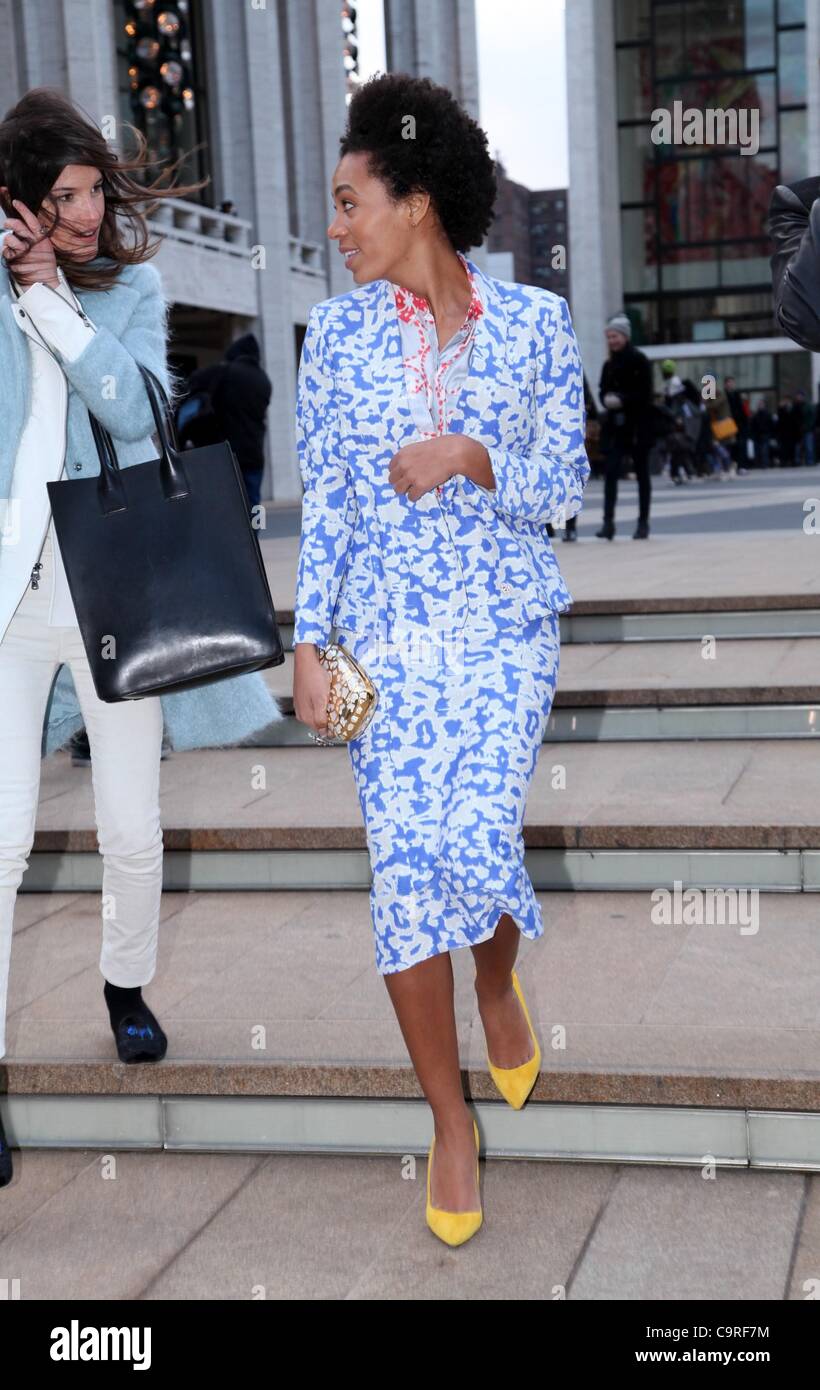Solange Knowles fuori e circa a Mercedes Benz Fashion Week Candids - SUN, Lincoln Center di New York, NY Febbraio 12, 2012. Foto di: Andres Otero/Everett Collection Foto Stock