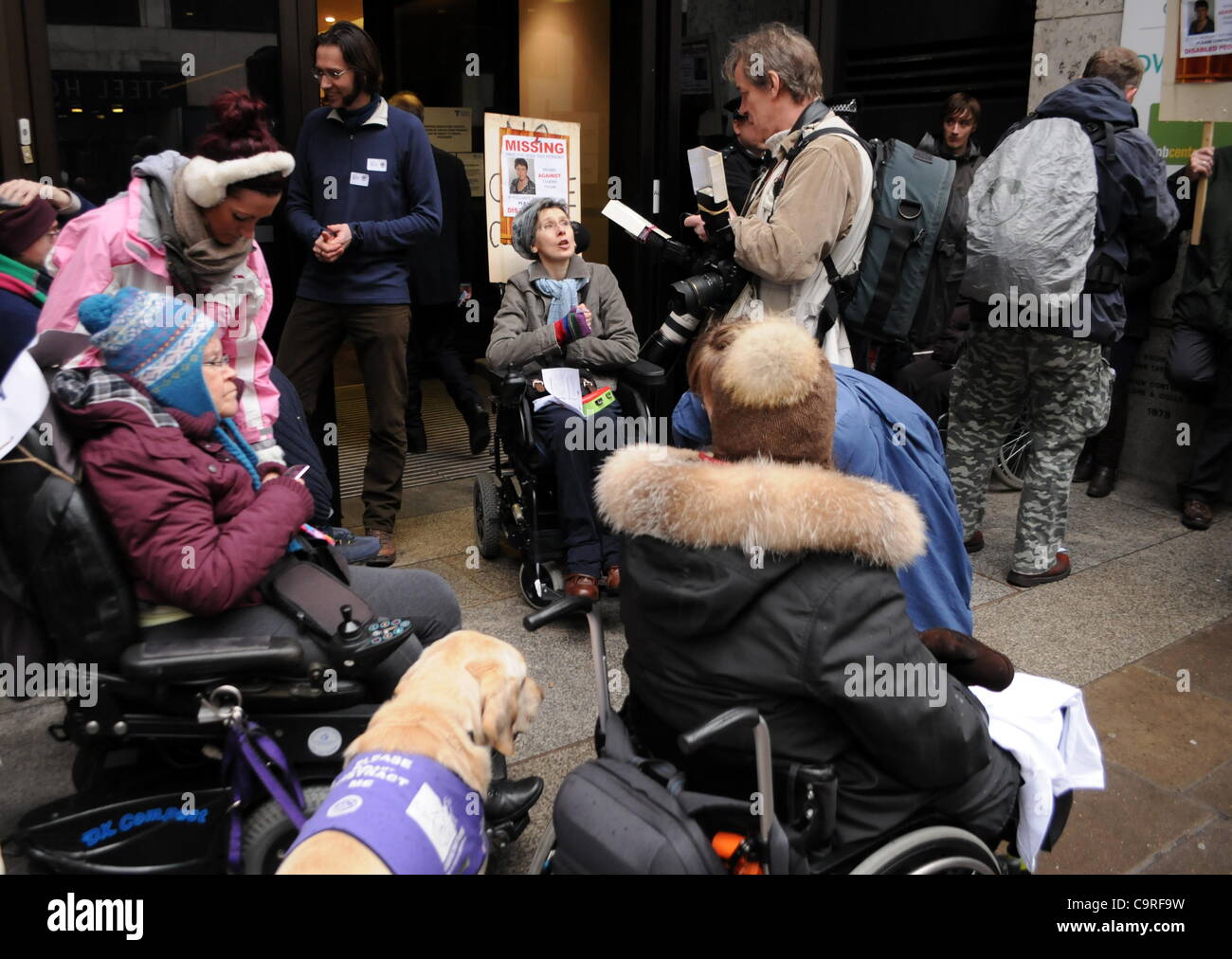 Londra, Regno Unito. 13/02/12. Le persone disabili contro i tagli e il diritto al lavoro gli attivisti protesta al di fuori della sede del Dipartimento del Lavoro e delle pensioni a Londra in Tothill Street. Foto Stock